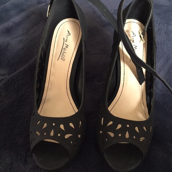 Heels - Picture 2 of 3